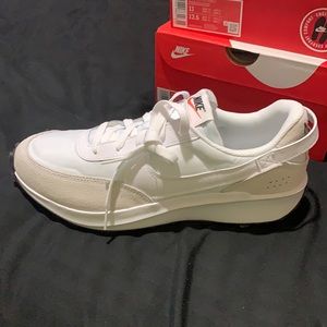 NIKE MEN SNEAKERS NEW IN BOX SIZES 91/2 / 10 / 101/2 / 11 / 12 / (5) PAIR